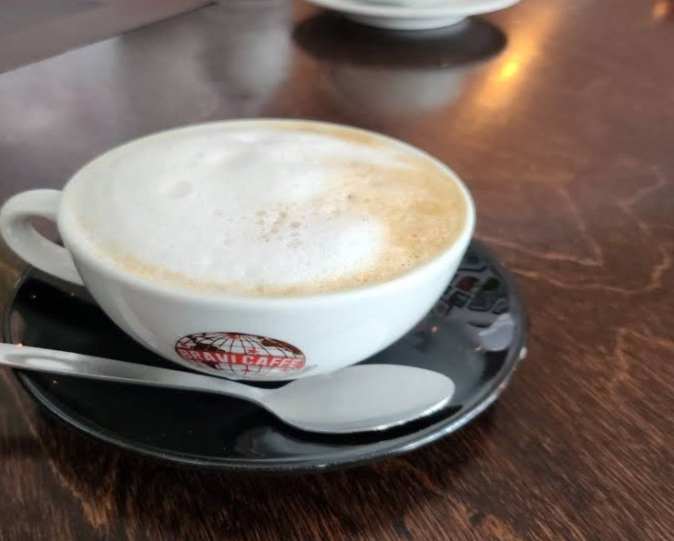Cappuccino in der Trattoria Café Centrale