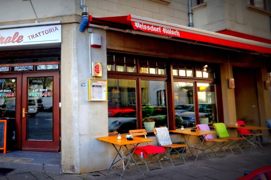 Trattoria Café Centrale – Außenansicht mit Terrasse am Wilhelmsplatz