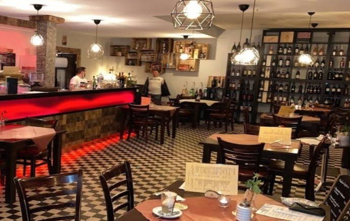 Warmes Licht in der Trattoria Café Centrale am Abend