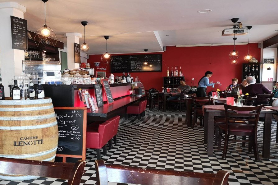Gäste und Personal in der Trattoria Café Centrale am Abend