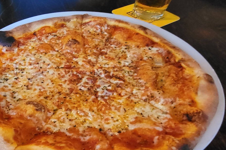 Holzofenpizza der Trattoria Café Centrale