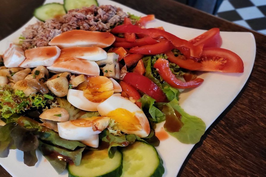 Frischer Salatteller der Trattoria Café Centrale