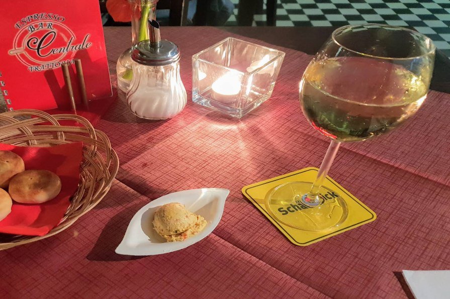 Tischdetail mit Wein und Kerzenlicht